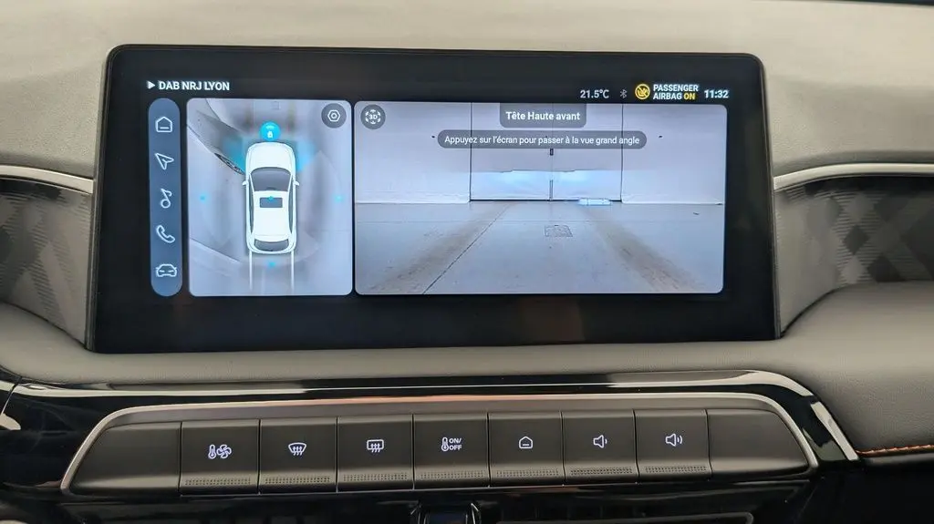 Écran tactile intérieur du MG3 Pebble Black 2026 affichant la caméra 360° et vue avant grand angle.