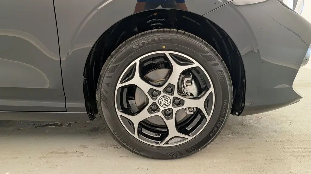 Gros plan sur la roue arrière droite noire métallisée d'une MG3 1.5 L Hybrid+ avec jante alliage 16 pouces.