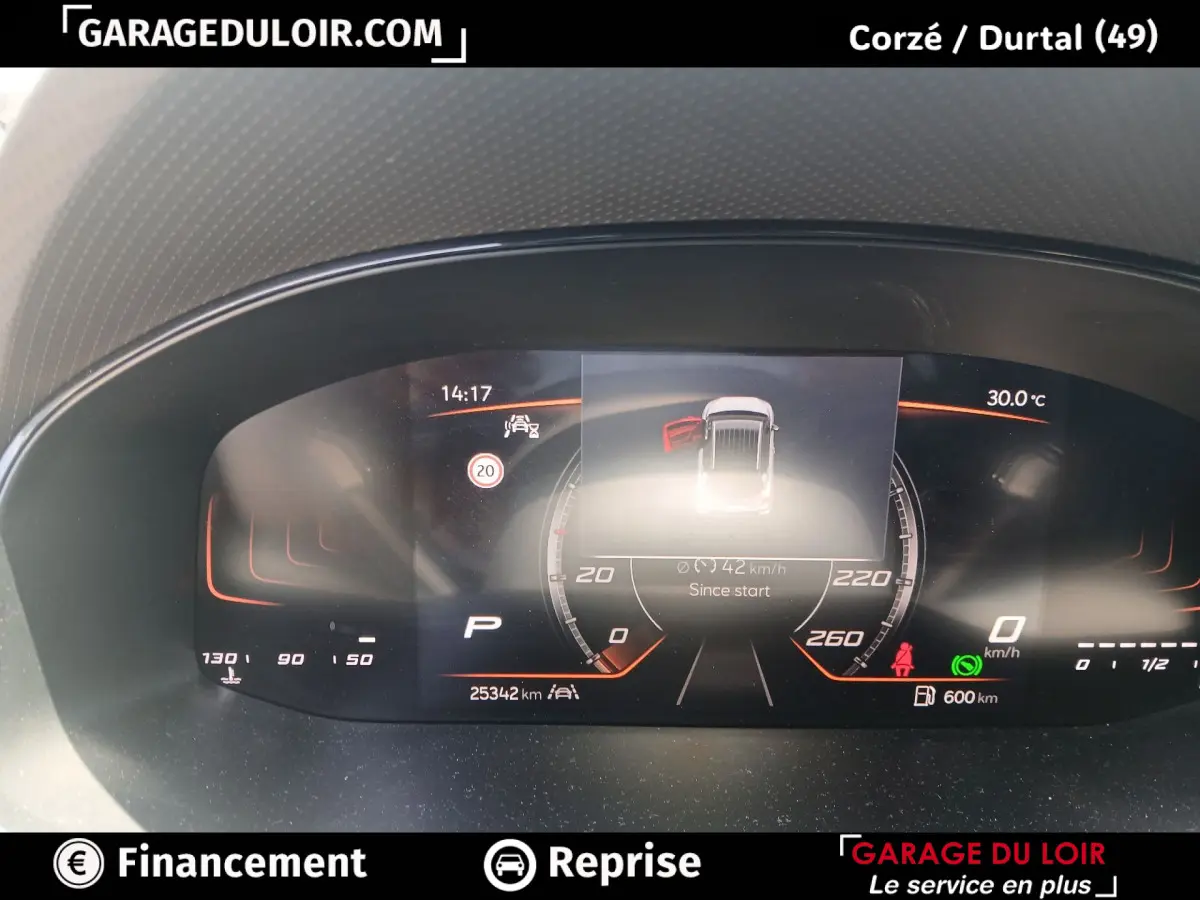 Vue rapprochée du combiné d'instruments numérique du SEAT Arona 2025, affichage digital avec vitesse et alertes.