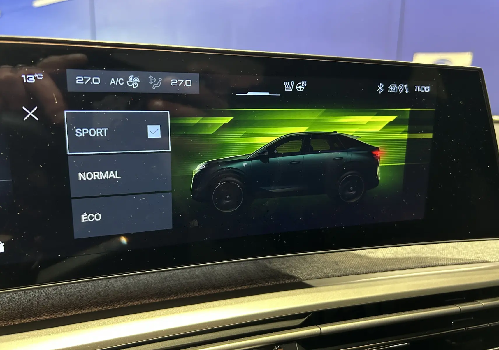 Écran tactile intérieur montrant le menu d'aide avec illustration d'un Peugeot 3008 blanc en 3/4 avant.