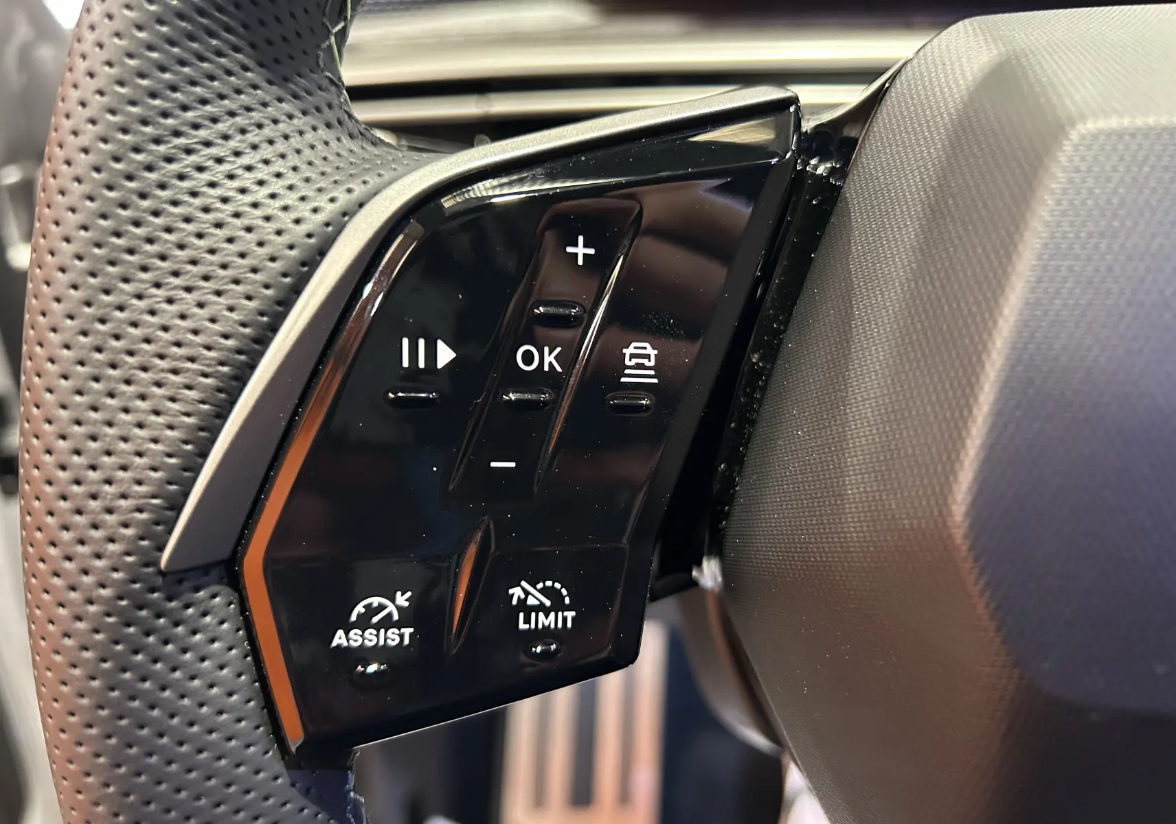 Gros plan sur la console centrale noire du Peugeot 3008 Hybrid avec bouton start/stop et sélecteur de vitesses électronique.