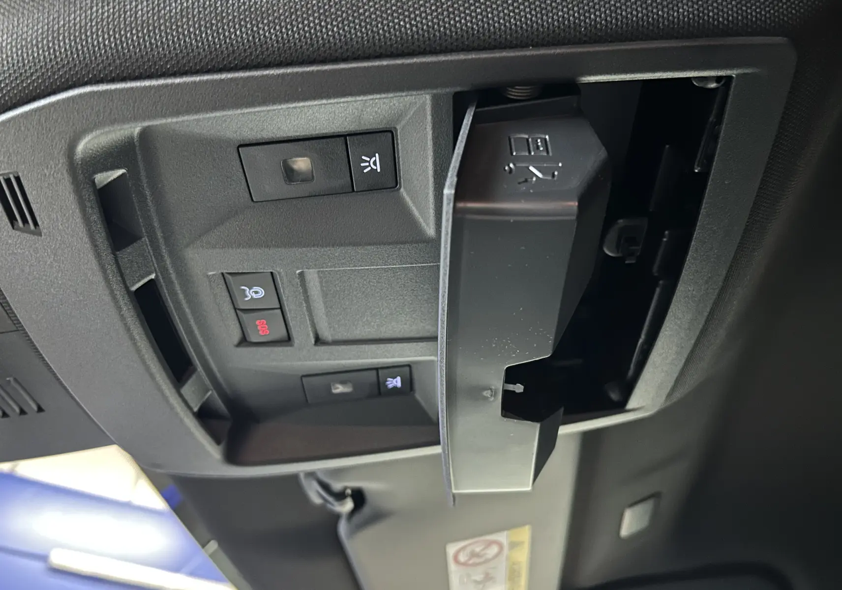 Gros plan sur la plaque de seuil de porte Peugeot en métal brossé, intérieur noir du Peugeot 3008 blanc Okenite.