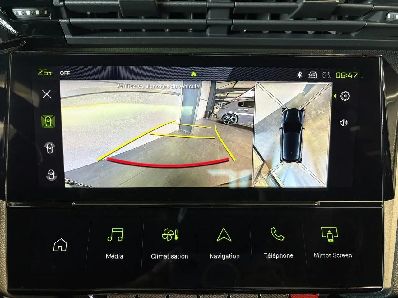 Écran tactile intérieur montrant la caméra de recul et vue 360° d'une Peugeot 308 gris Selenium.