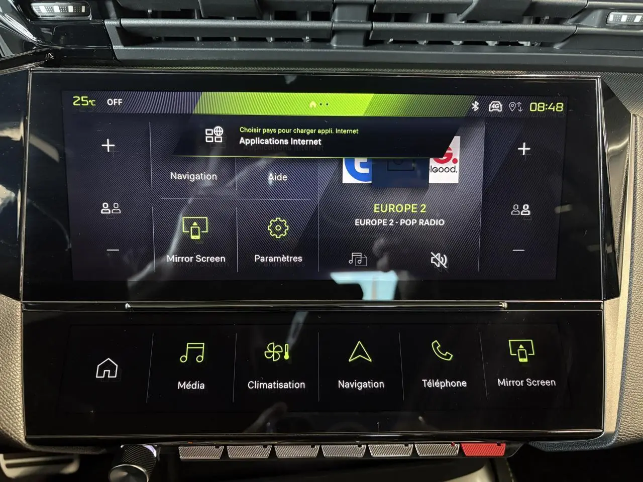 Écran tactile central du tableau de bord de la Peugeot 308 GT 2025, affichant les menus multimédia et navigation.