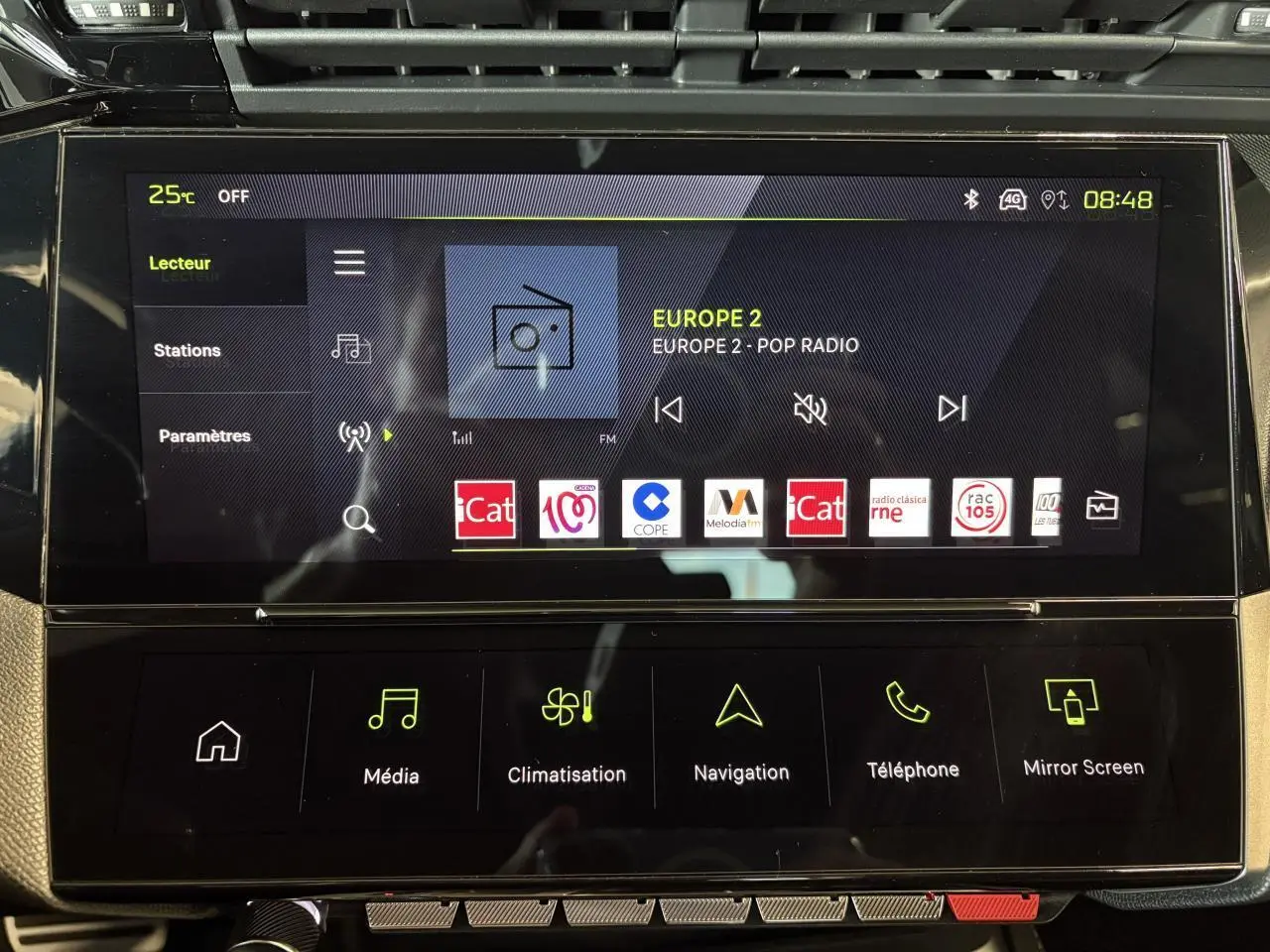 Écran tactile central de la Peugeot 308 GT 2025 affichant la radio Europe 2, vue de face en intérieur.