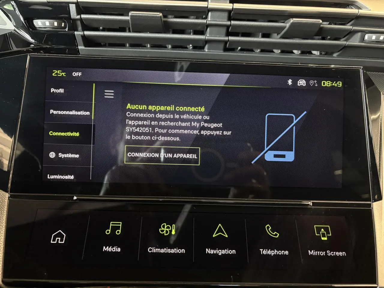 Écran tactile central du tableau de bord de la Peugeot 308 GT 2025, affichant le menu connectivité sans appareil connecté.
