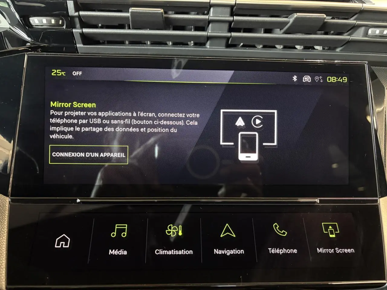 Écran tactile central du Peugeot 308 GT 2025 affichant l'interface Mirror Screen avec commandes multimédia et climatisation.