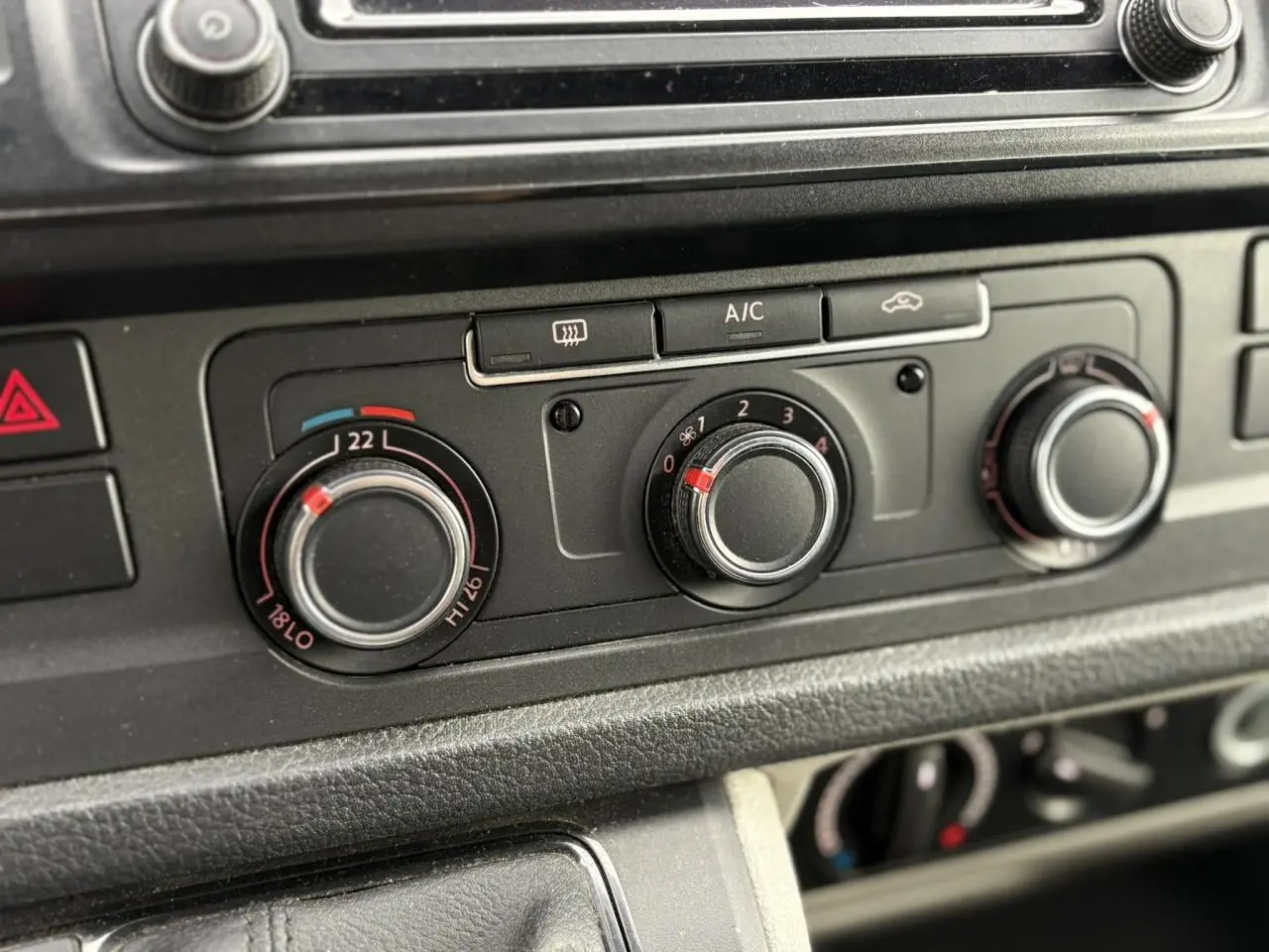 Gros plan sur les commandes de climatisation du Volkswagen Transporter 2017, avec réglages de température et ventilation.