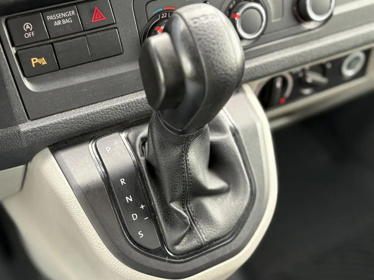Le levier de vitesses automatique noir du Volkswagen Transporter 2017, vue rapprochée de la console centrale intérieure.