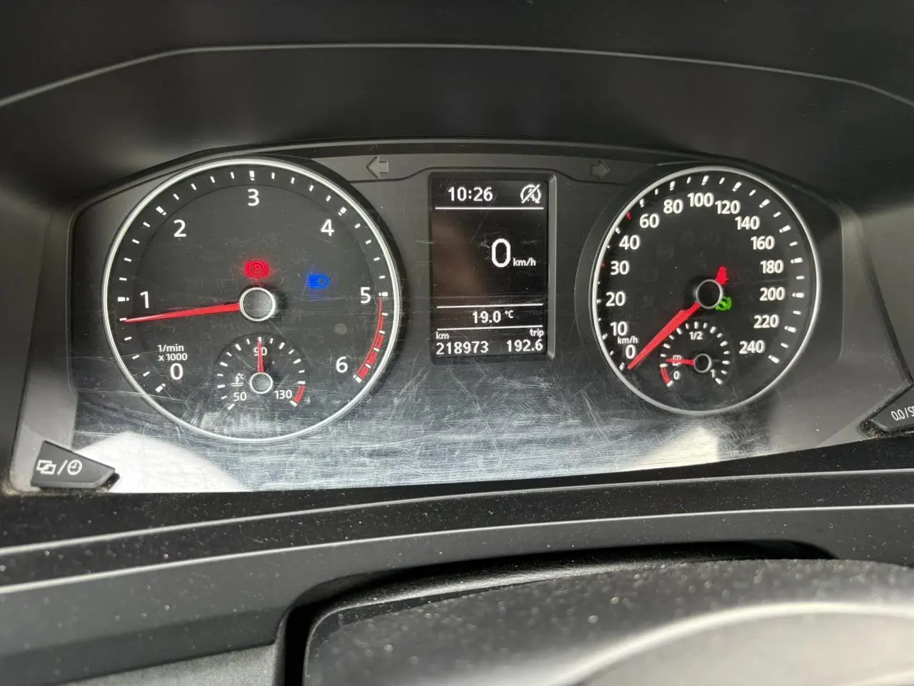 Tableau de bord du Volkswagen Transporter 2017 montrant compte-tours, vitesse à zéro et température extérieure à 19°C.