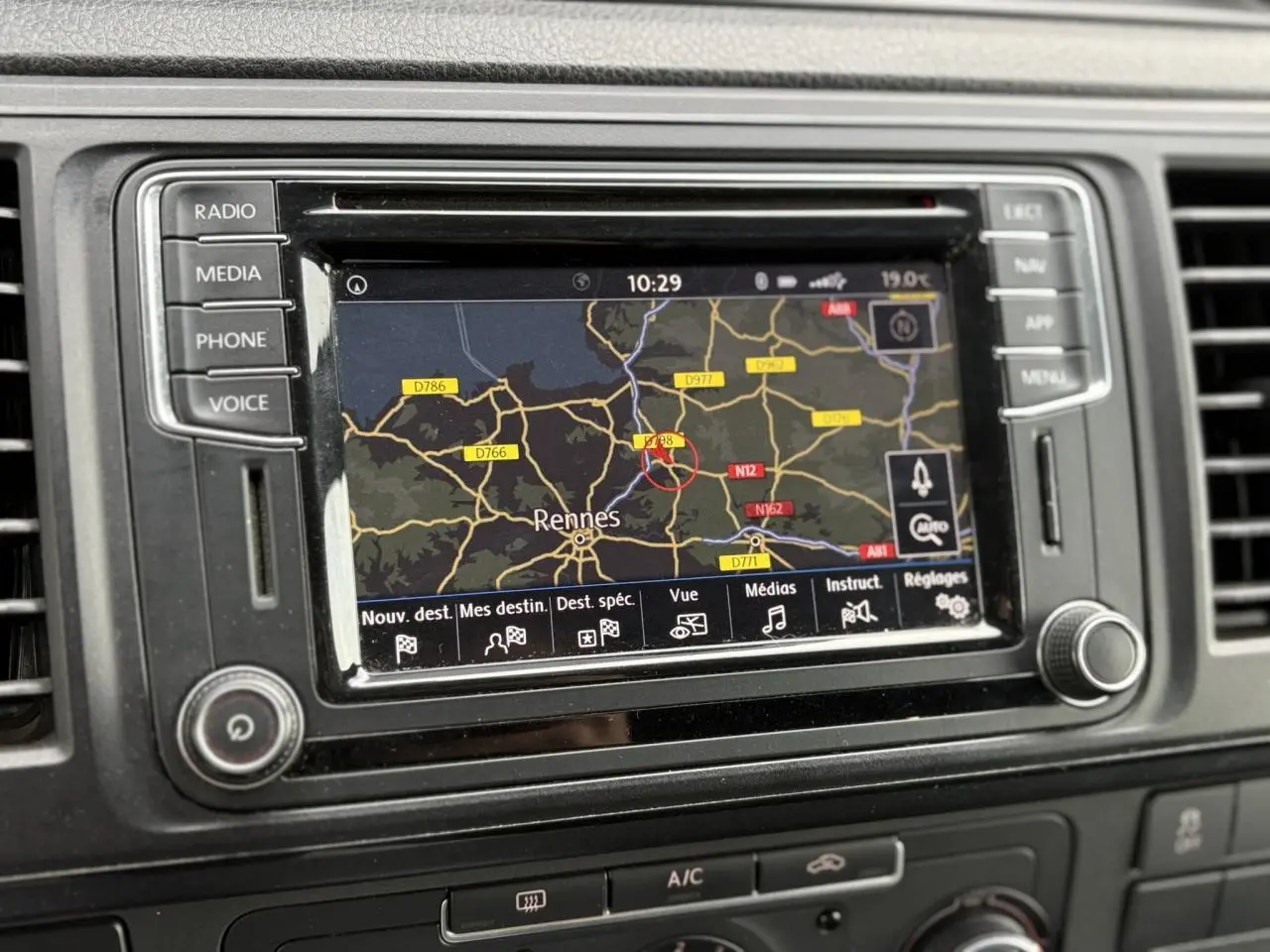 Écran tactile du système de navigation du Volkswagen Transporter 2017 affichant une carte autour de Rennes.