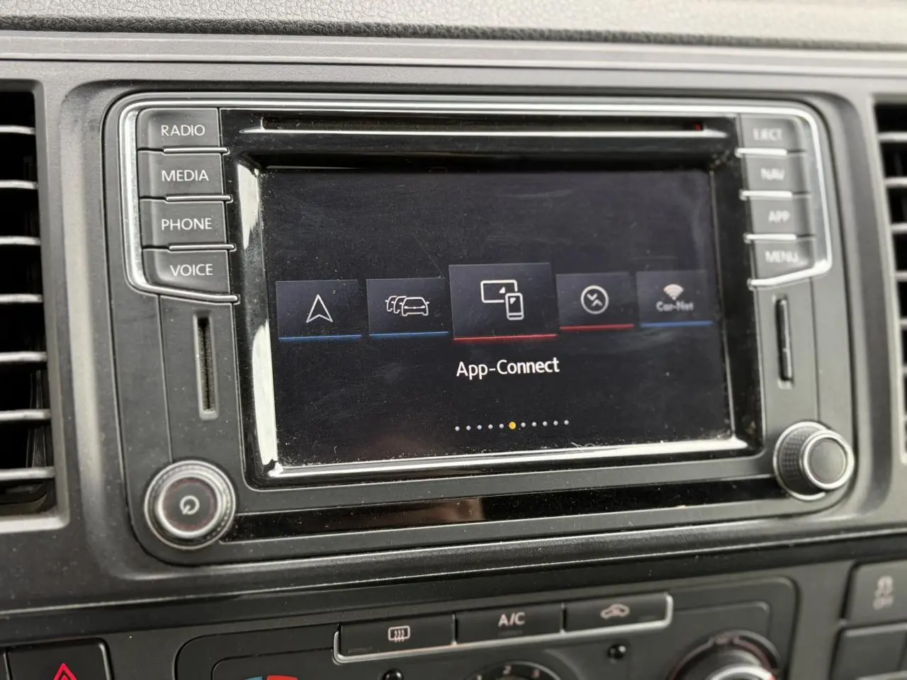 Écran tactile central du Volkswagen Transporter 2017 affichant App-Connect avec commandes radio et climatisation visibles.