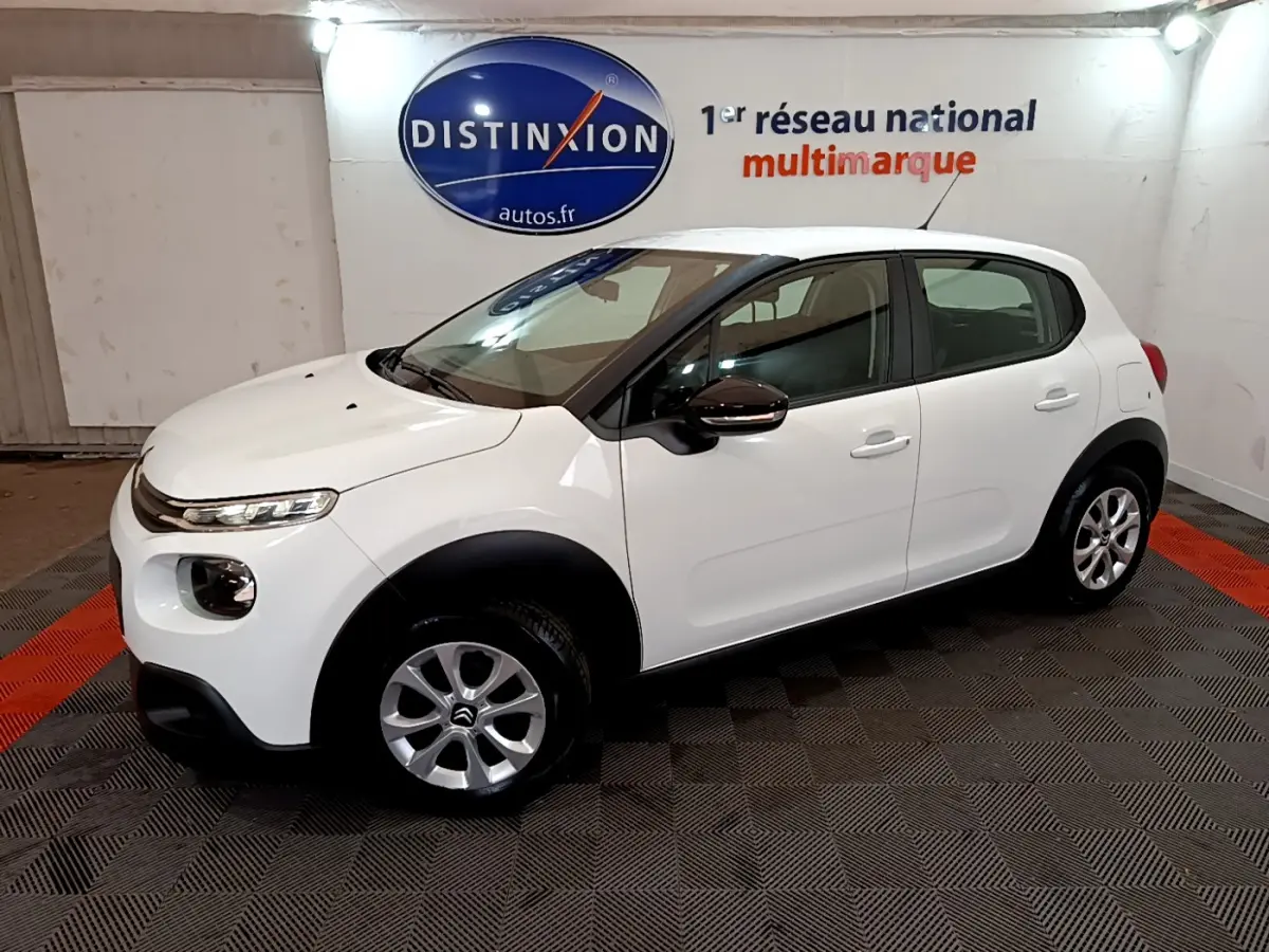 Vue de profil droit d'une Citroën C3 blanche PureTech 68 BVM Feel avec protections noires et jantes alliage.