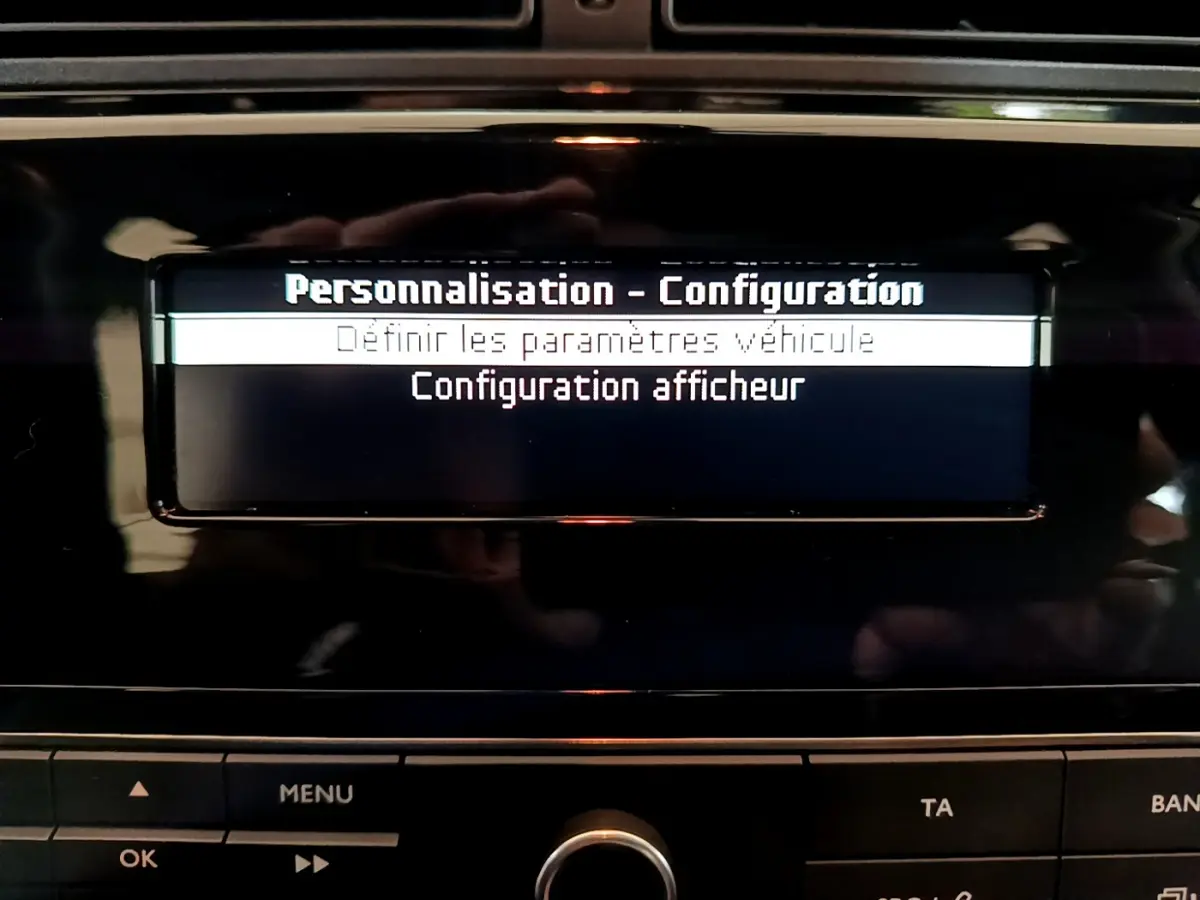 Écran de configuration du tableau de bord de la Citroën C3 blanc, affichant les options de personnalisation véhicule.