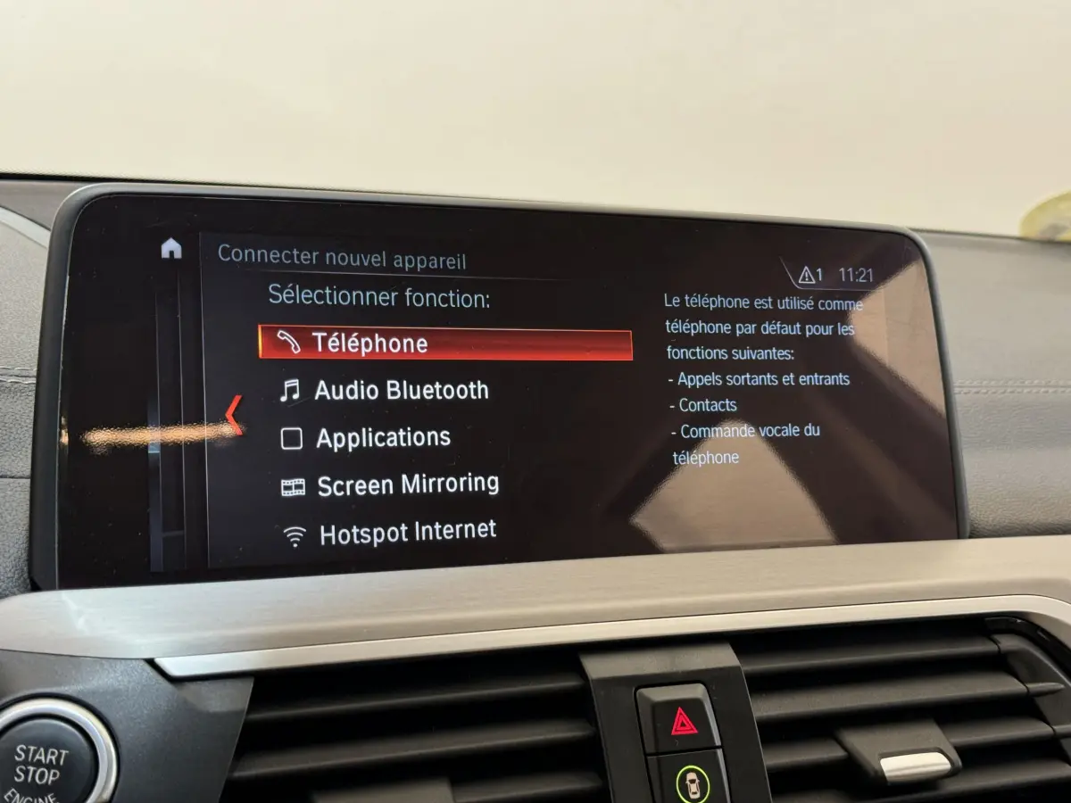 Écran tactile central du tableau de bord du BMW X3 gris foncé, affichant le menu de connexion Bluetooth.