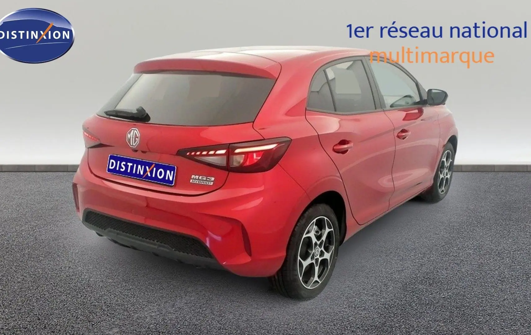 Vue 3/4 arrière droite d'une MG3 1.5 L Hybrid+ rouge Diamond avec jantes alliage et vitres surteintées.