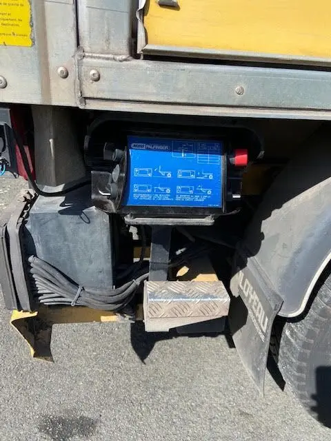 Gros plan sur le boîtier de commande hayon d’un Ford Transit Chassis Cabine jaune, côté arrière droit du véhicule.