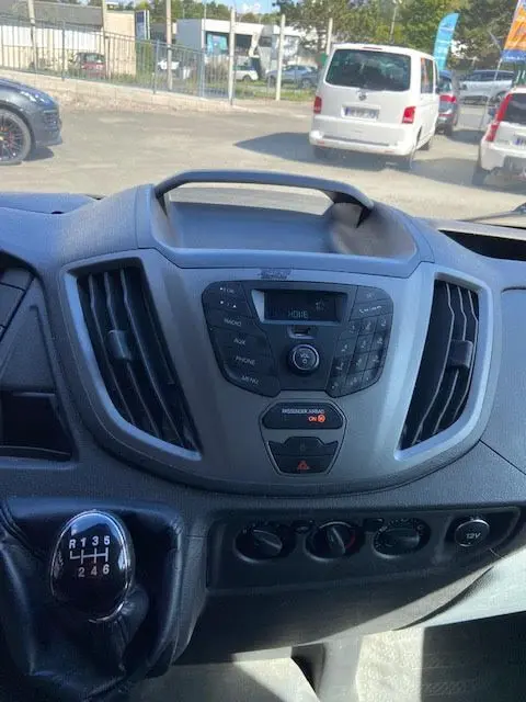 Vue intérieure du tableau de bord et levier de vitesses manuel du Ford Transit Chassis Cabine T350 diesel de 2015.