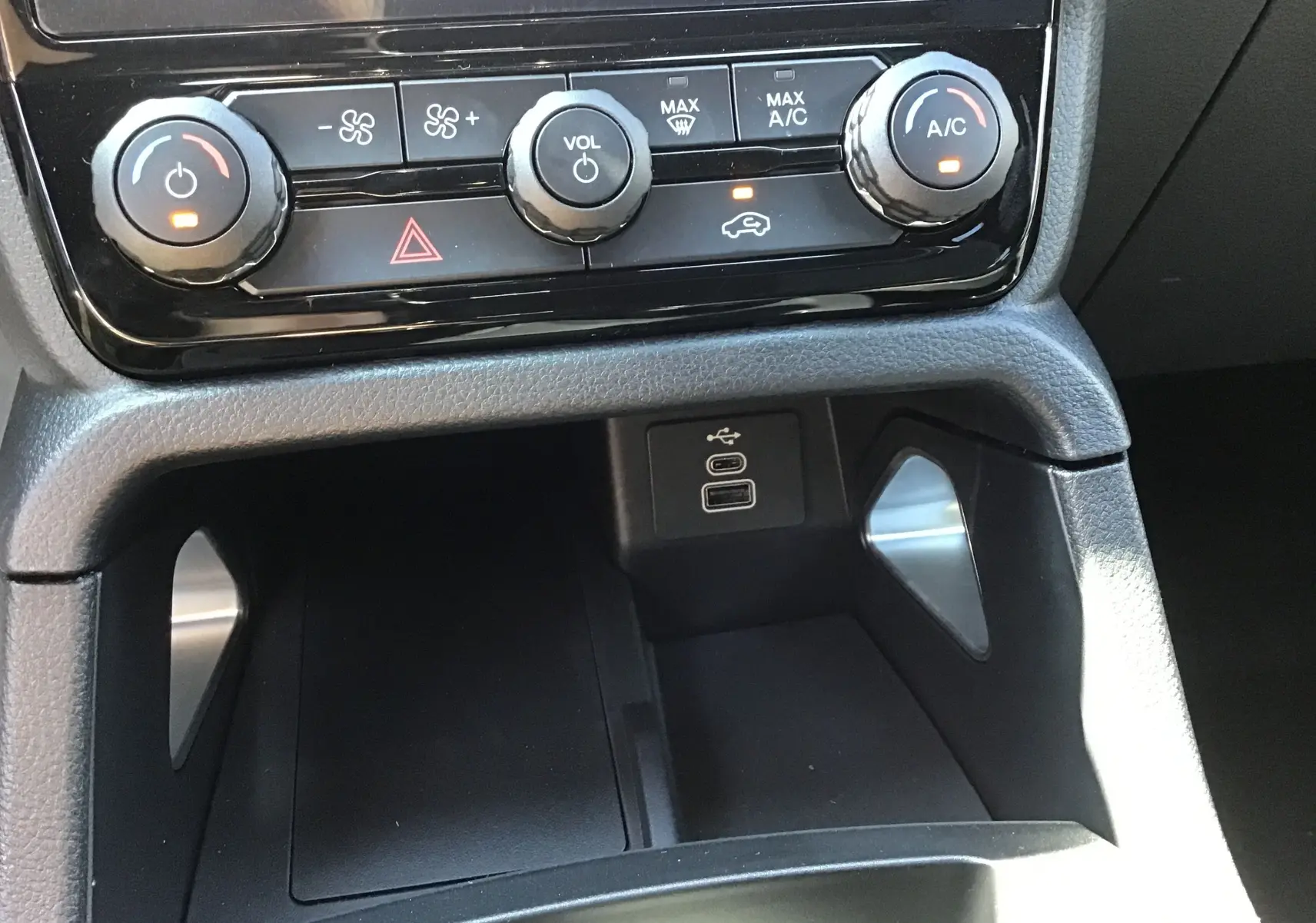 Vue rapprochée de la console centrale du Ford Ranger Wildtrak 2025, avec commandes climatisation et ports USB visibles.