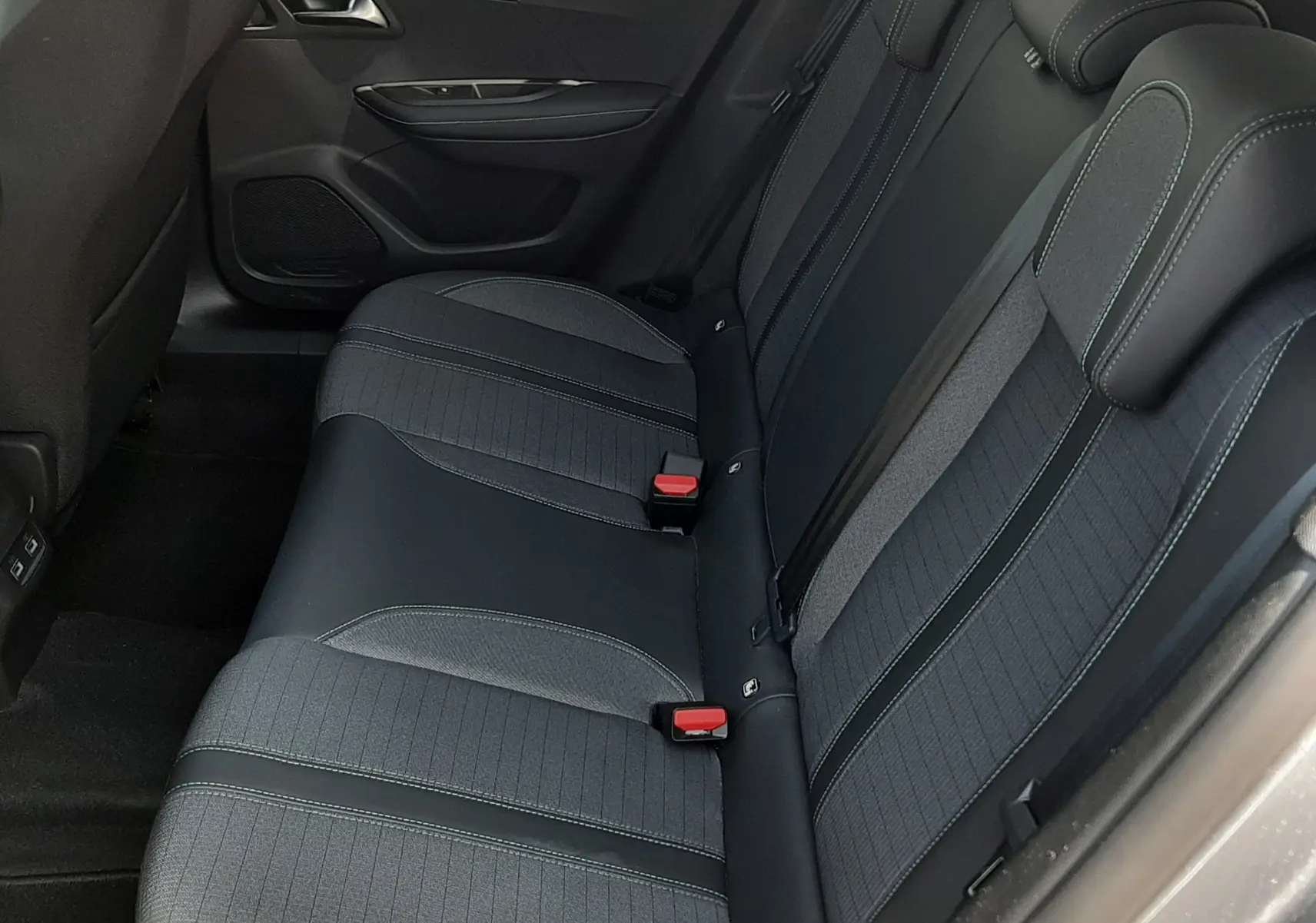 Vue intérieure côté droit des sièges arrière en tissu noir et gris du Peugeot 2008 2022 finition Allure Pack.
