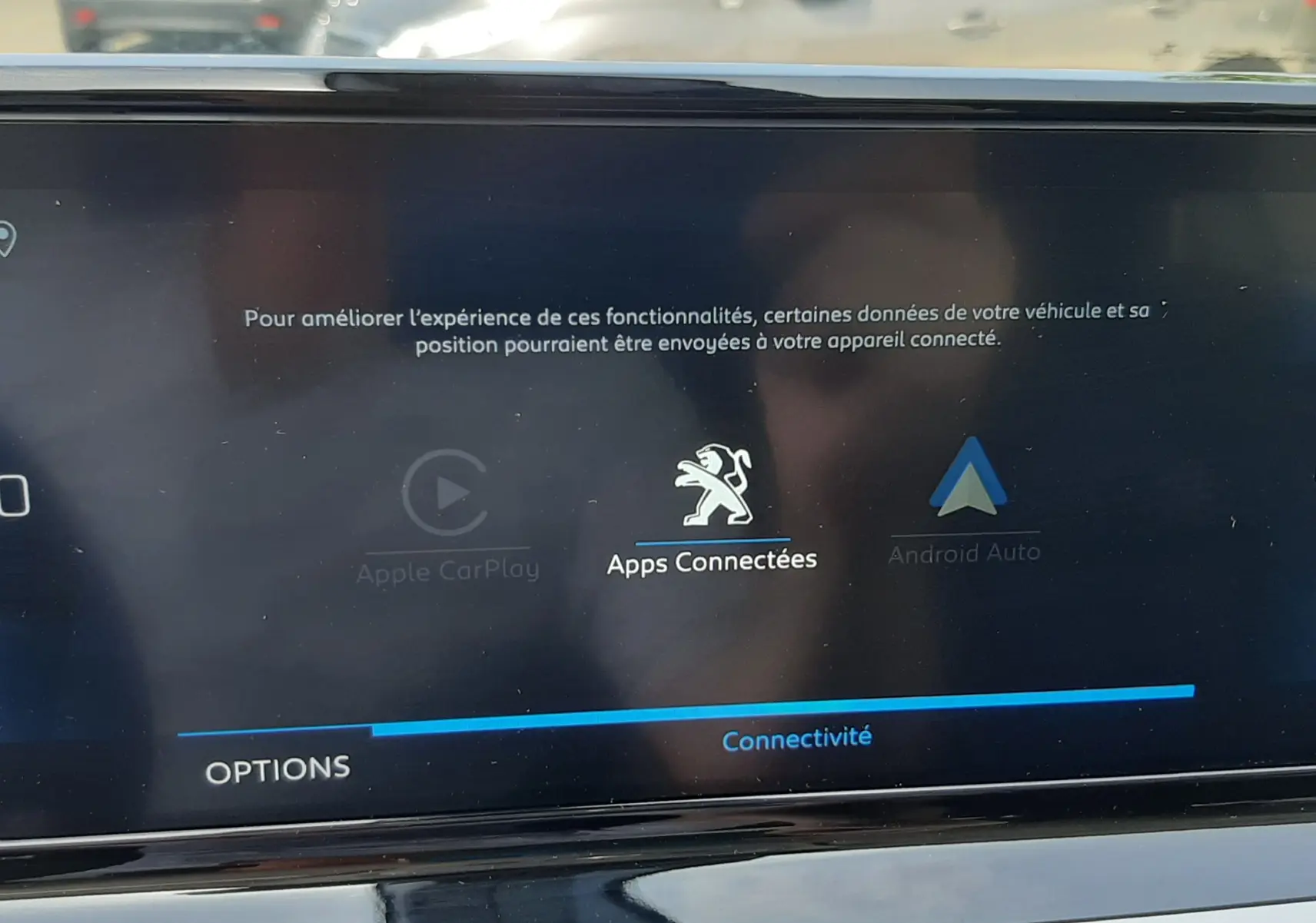 Écran tactile central du Peugeot 2008 gris Artense, affichant les options de connectivité Apple CarPlay et Apps Connect.