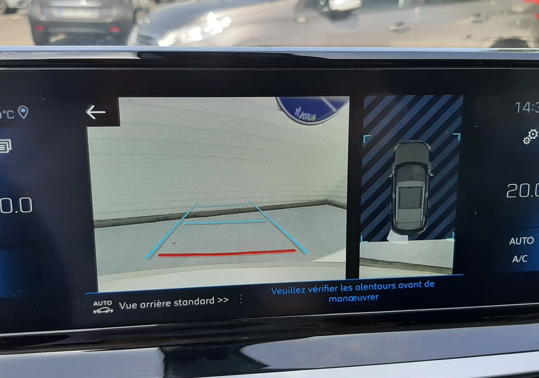 Écran de caméra de recul du Peugeot 2008 gris Artense montrant l'arrière et l'affichage 360° du véhicule.