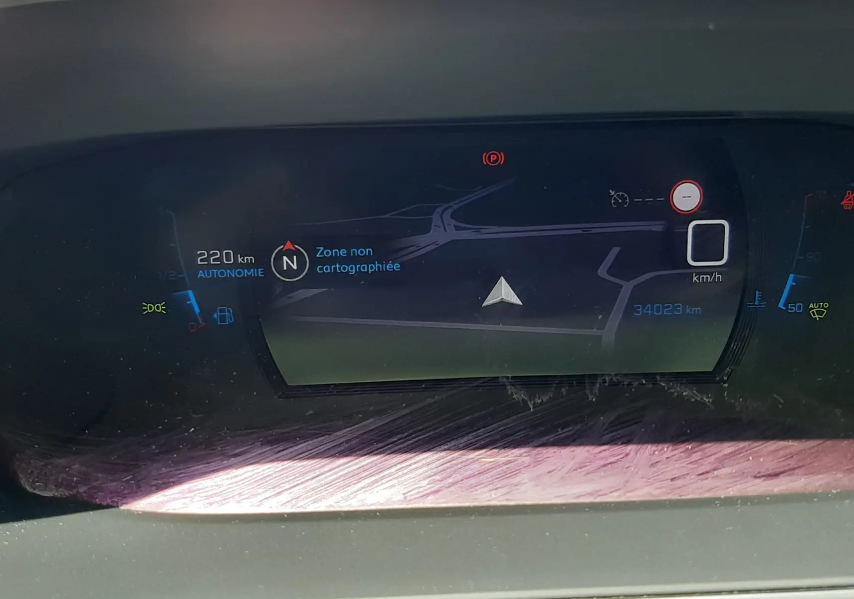 Tableau de bord numérique du Peugeot 2008 2022 montrant l'autonomie, la navigation et le compteur kilométrique à 34 023 km.