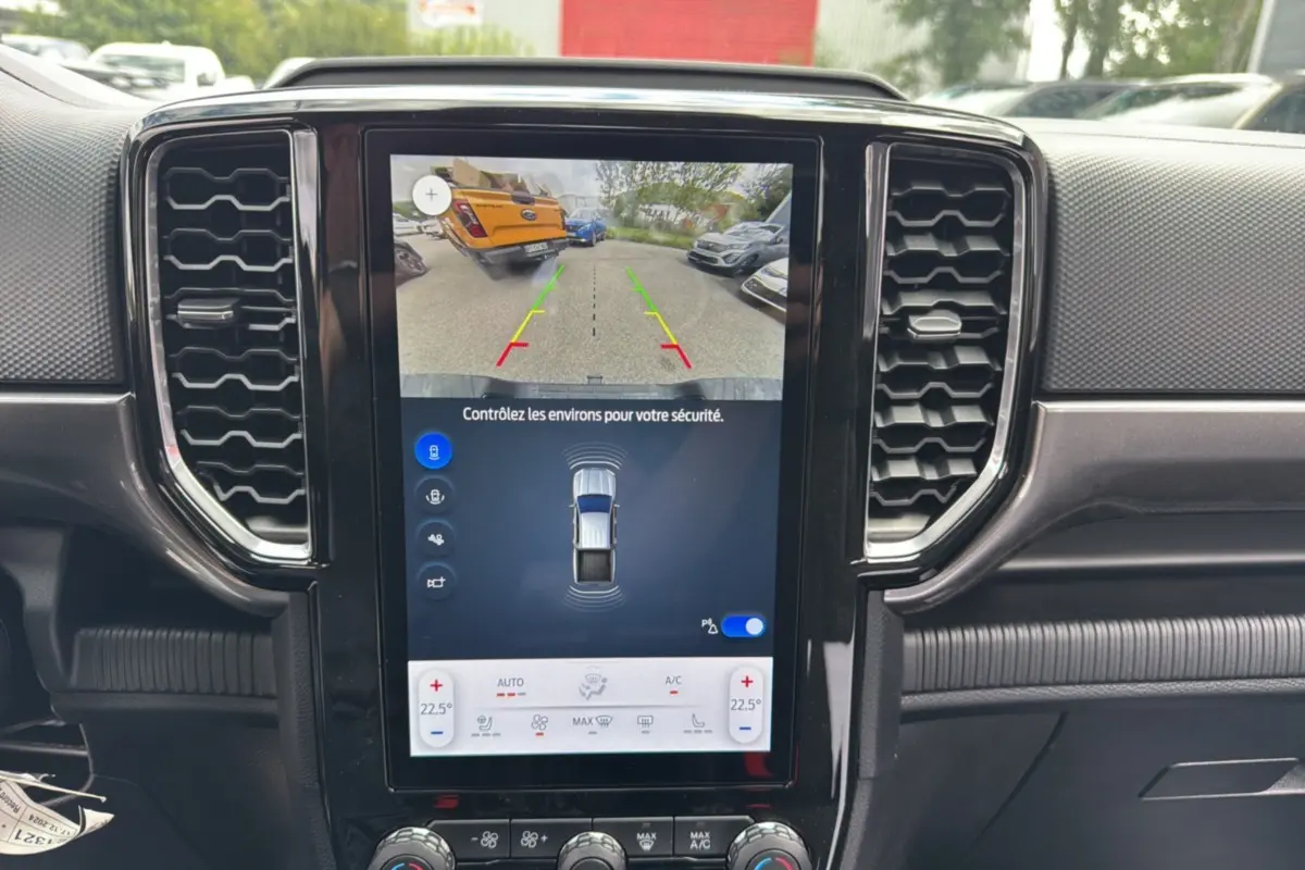 Écran central du Ford Ranger 2025 gris carbone montrant la caméra de recul et les capteurs de stationnement.