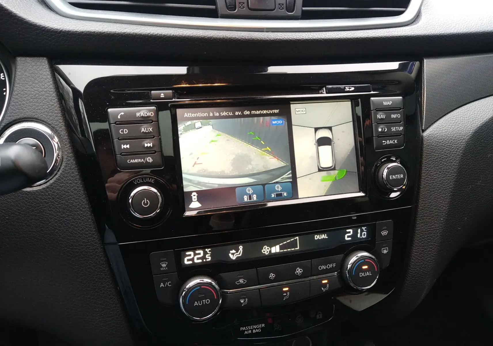 Vue rapprochée de l’écran central du Nissan Qashqai 2019 noir, affichant la caméra 360° et la climatisation digitale.