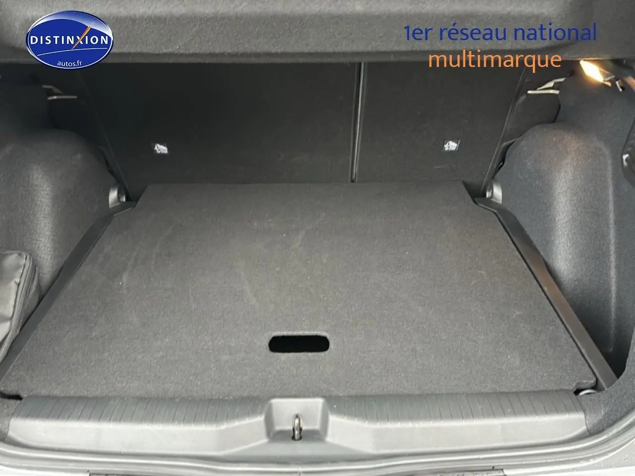 Vue intérieure du coffre du Citroën C3 Aircross gris 2025, plancher de coffre mobile en tissu noir.