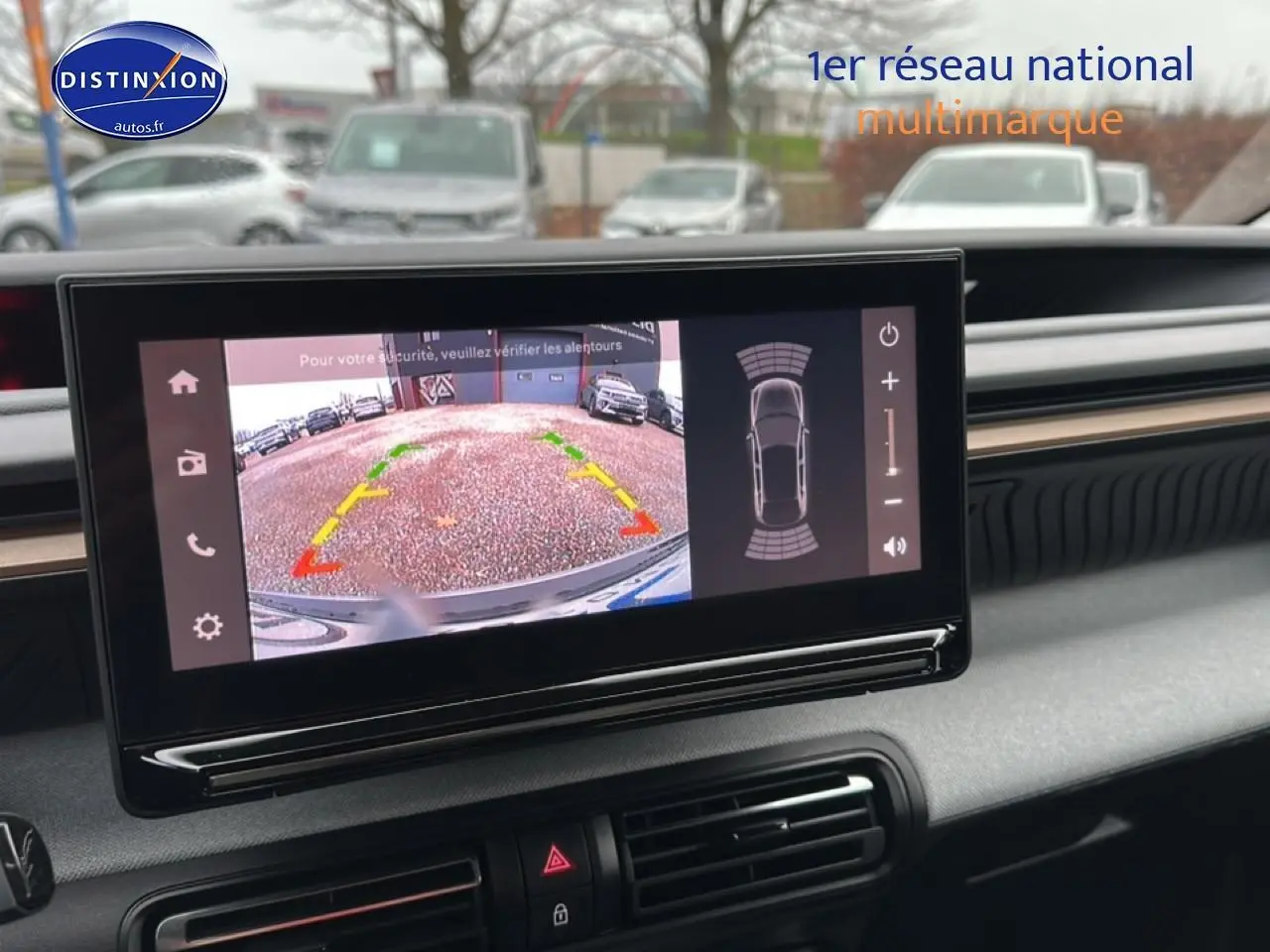 Vue intérieure du tableau de bord de la Citroën C3 Aircross gris, avec écran tactile affichant la caméra de recul.