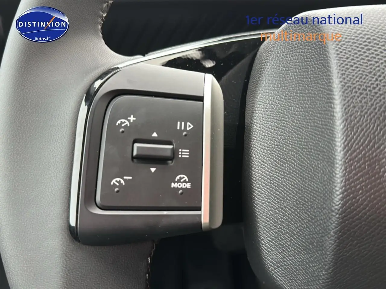 Gros plan sur les commandes multifonctions à gauche du volant du Citroën C3 Aircross gris 2025.