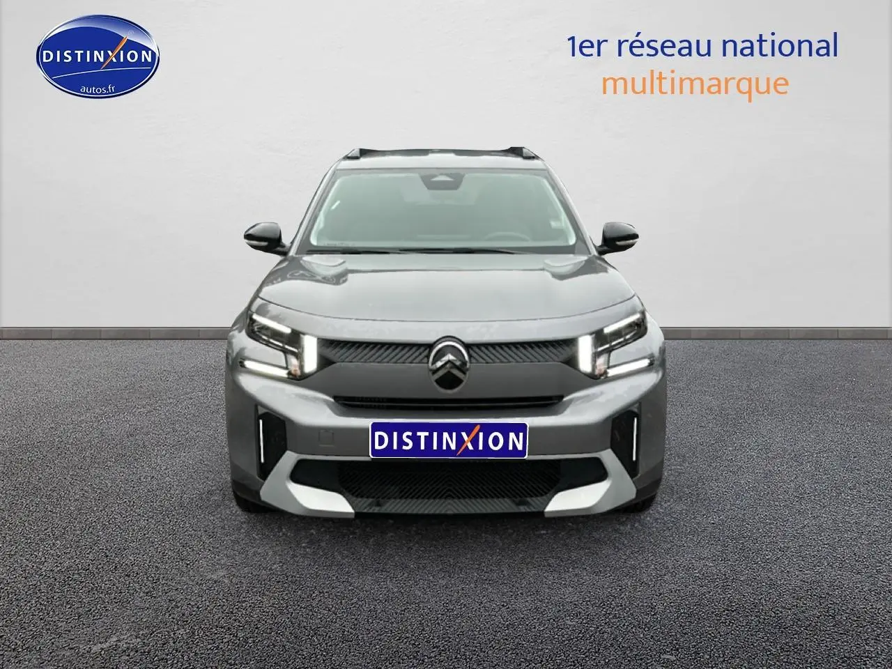 Vue frontale d'un Citroën C3 Aircross gris 2025 avec phares LED allumés et calandre marquée.