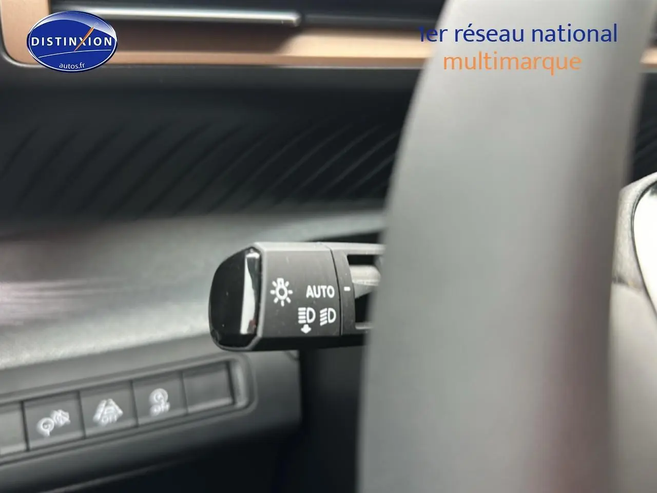 Gros plan sur la commande des phares automatiques à gauche du volant dans l’habitacle du Citroën C3 Aircross gris 2025.