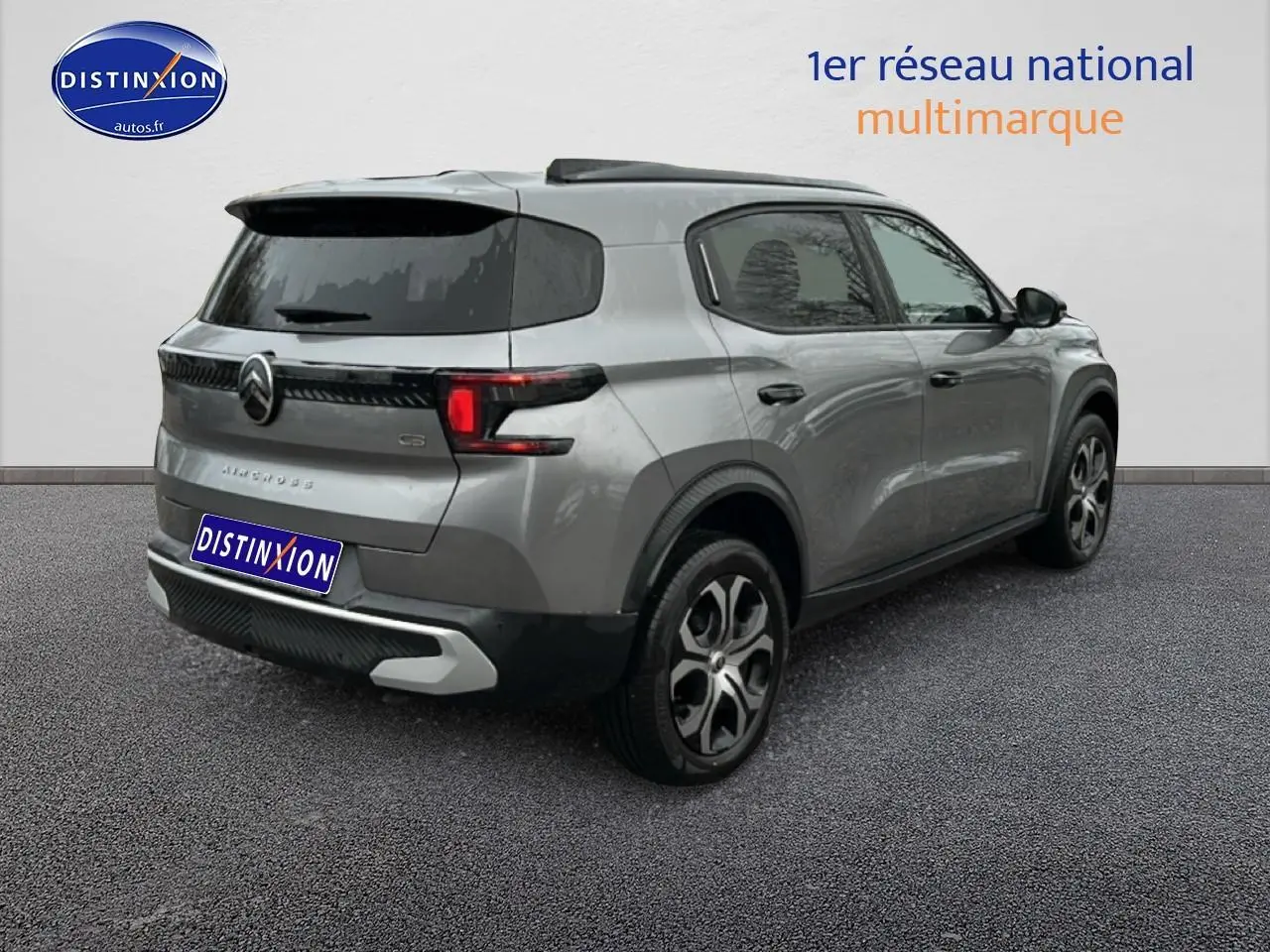 Vue 3/4 arrière droite du Citroën C3 Aircross gris 2025 avec jantes 17 pouces et vitres arrière teintées.
