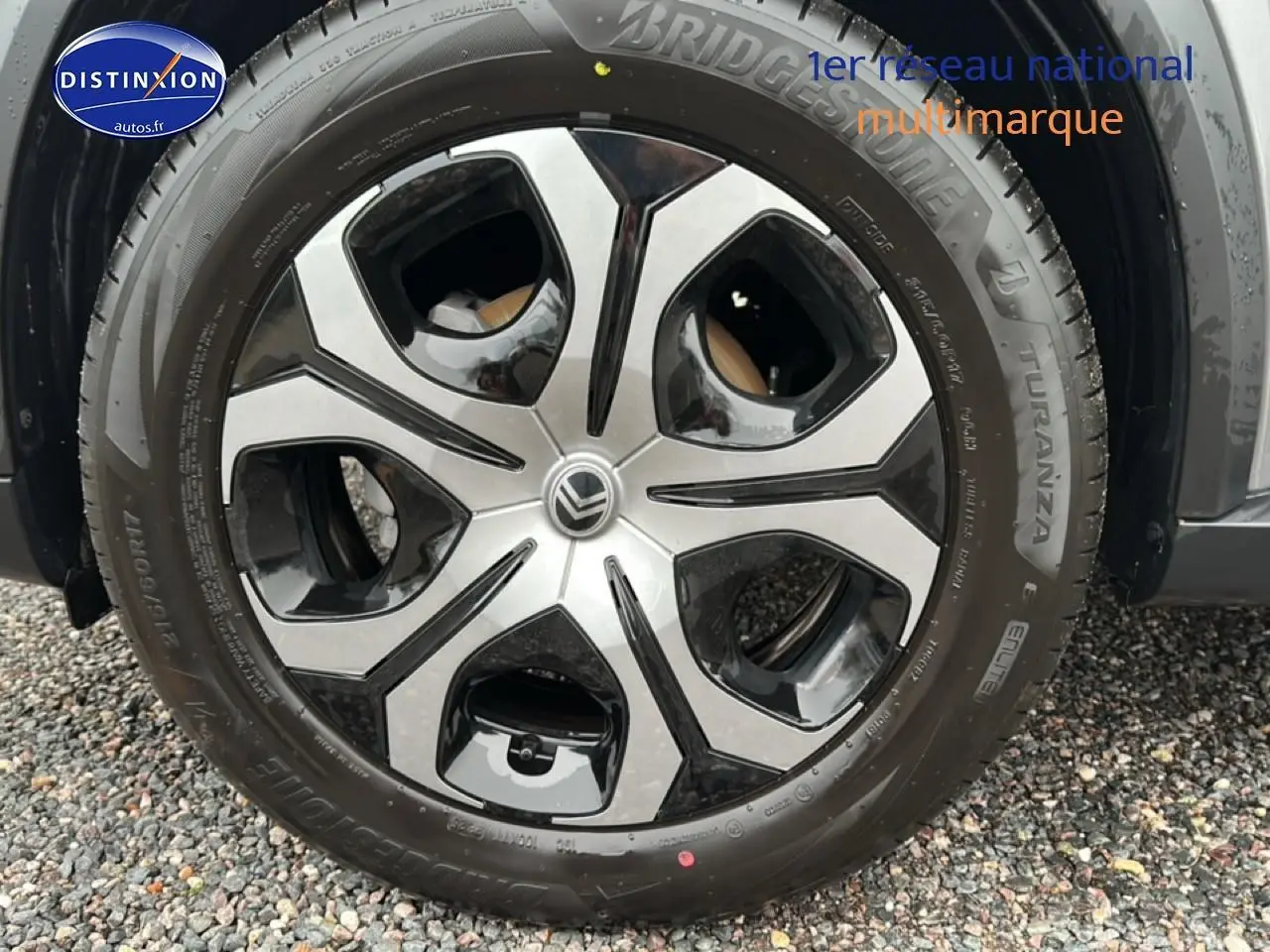 Vue latérale droite d'une Citroën C3 Aircross gris 2025 avec jantes 17 pouces sur sol gravillonné.