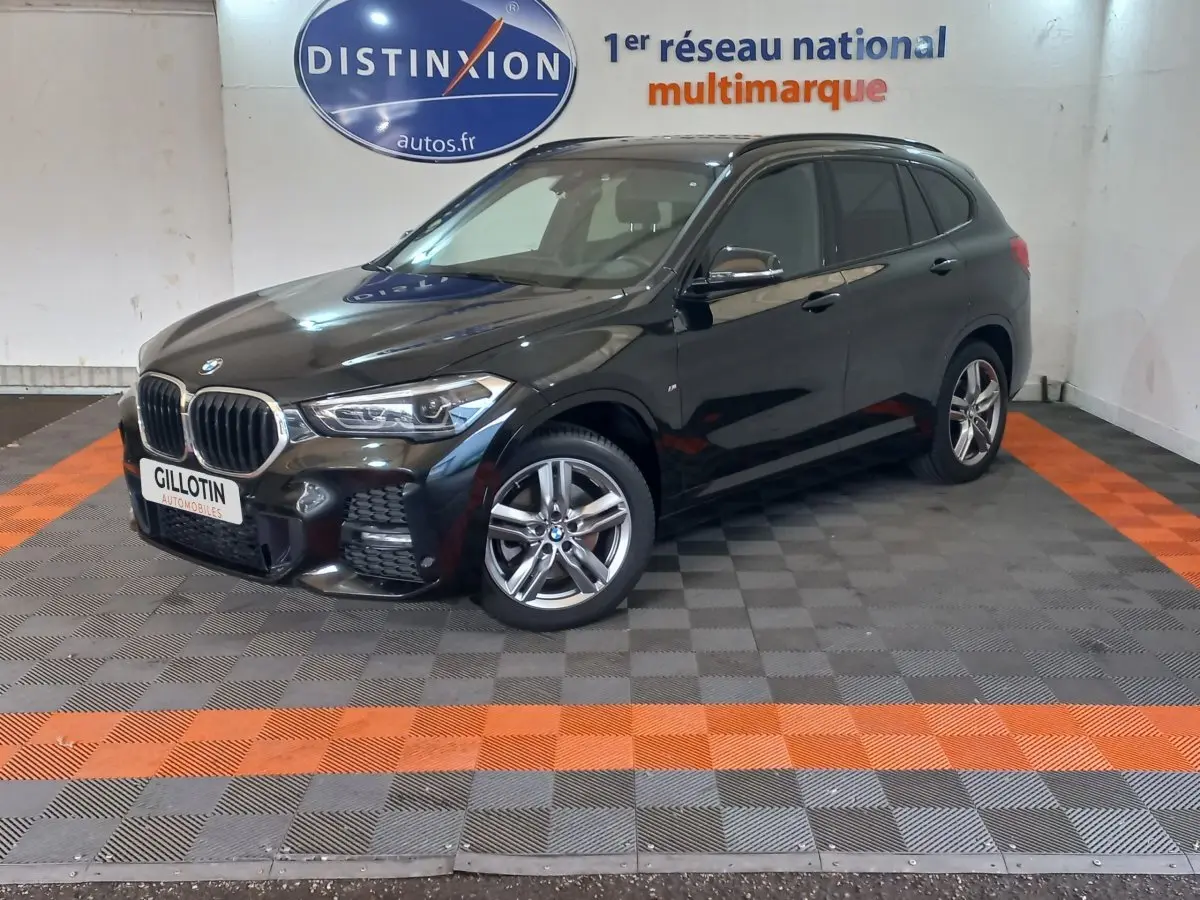 BMW X1 xDrive20d M Sport noir vue 3/4 avant droit en intérieur avec jantes alliage et calandre double haricot.