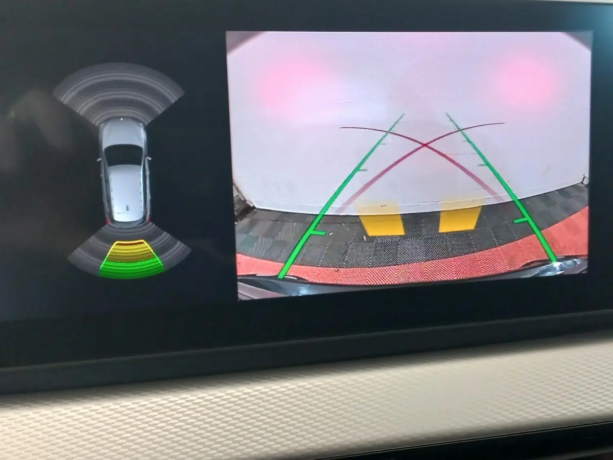 Affichage écran tactile de la caméra de recul et capteurs de stationnement du BMW X1 noir, vue intérieure du tableau de bord.