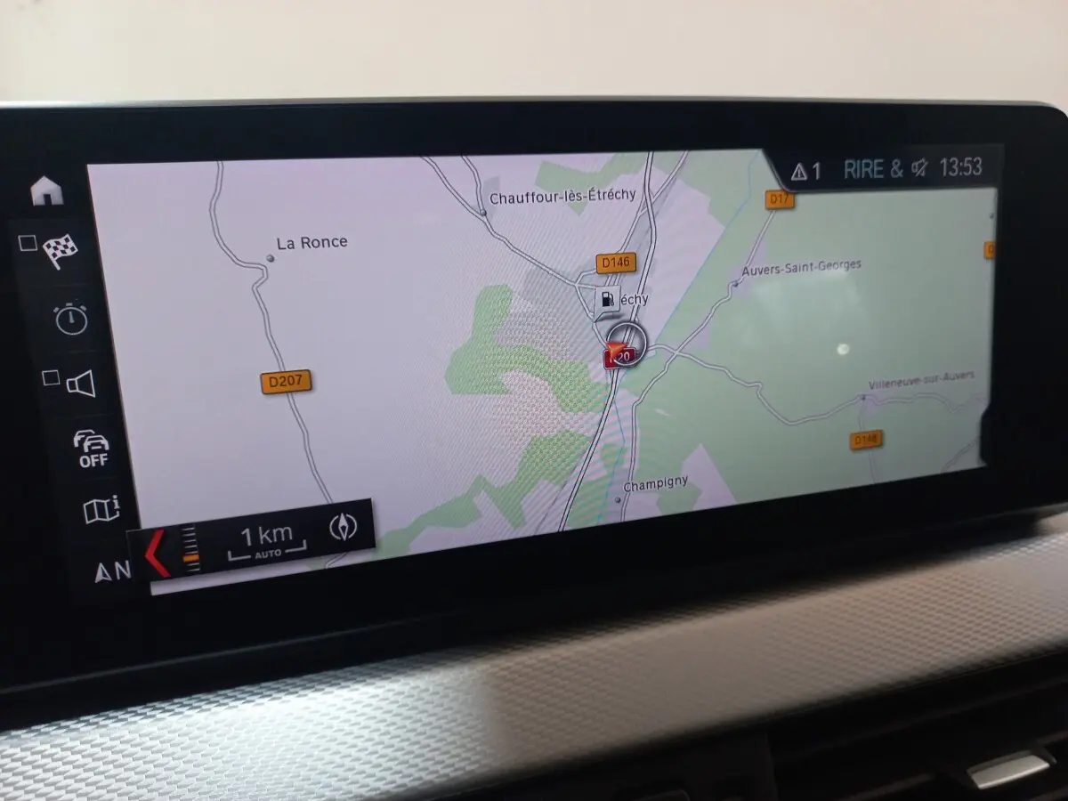 Écran tactile 8,8 pouces du système de navigation BMW X1 xDrive20d M Sport, affichage carte en couleur.