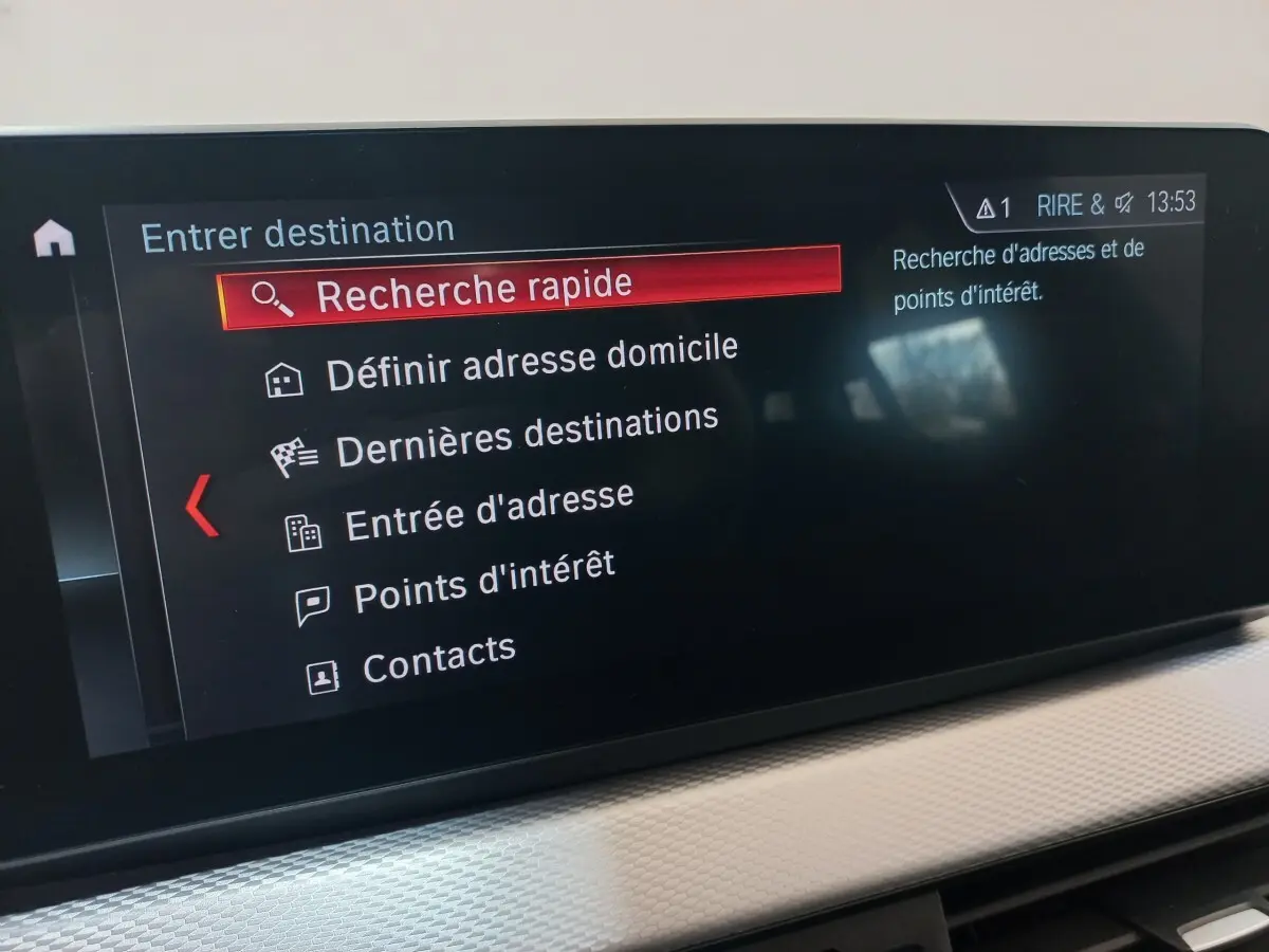 Écran tactile du système de navigation 3D de la BMW X1 xDrive20d M Sport noir, vue de face rapprochée.