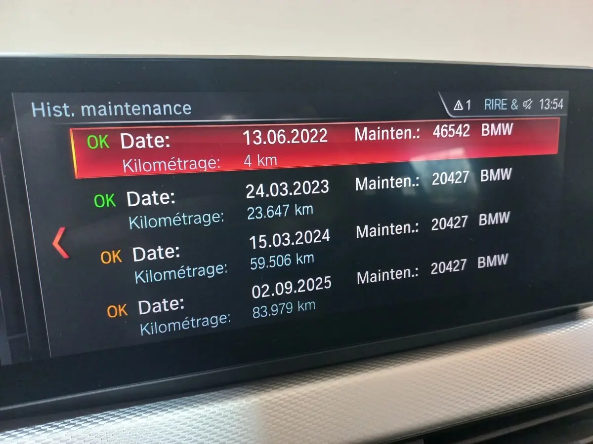 Écran tactile intérieur affichant l'historique de maintenance du BMW X1 xDrive20d M Sport 2022.