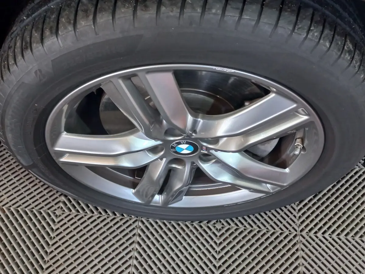 BMW X1 xDrive20d M Sport noir vue 3/4 avant avec calandre et jantes en alliage visibles.