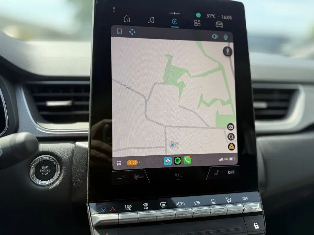 Écran tactile central du tableau de bord du Renault Captur 2025, affichant la navigation GPS en mode clair.