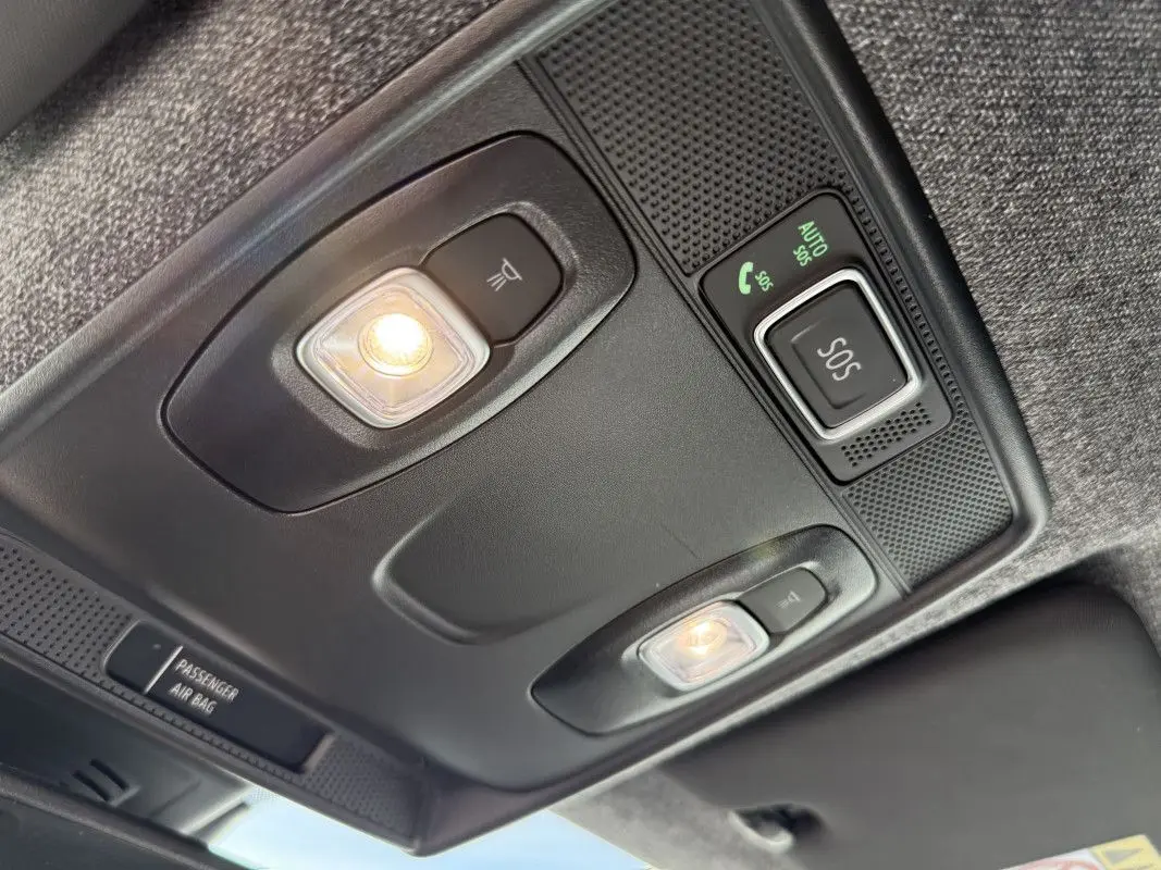 Plafonnier intérieur avec éclairage et bouton SOS du Renault Captur 2025, finition gris rafale toit noir.