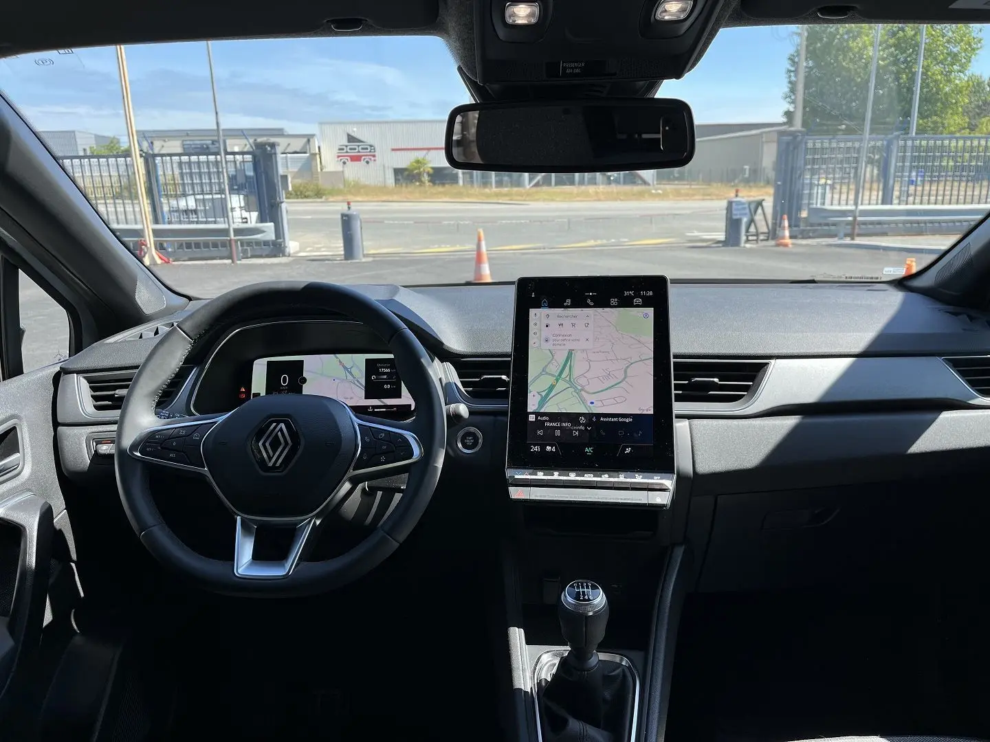 Vue 3/4 arrière droite du Renault Captur 2025 gris Rafale avec toit noir et feux arrière LED distinctifs.