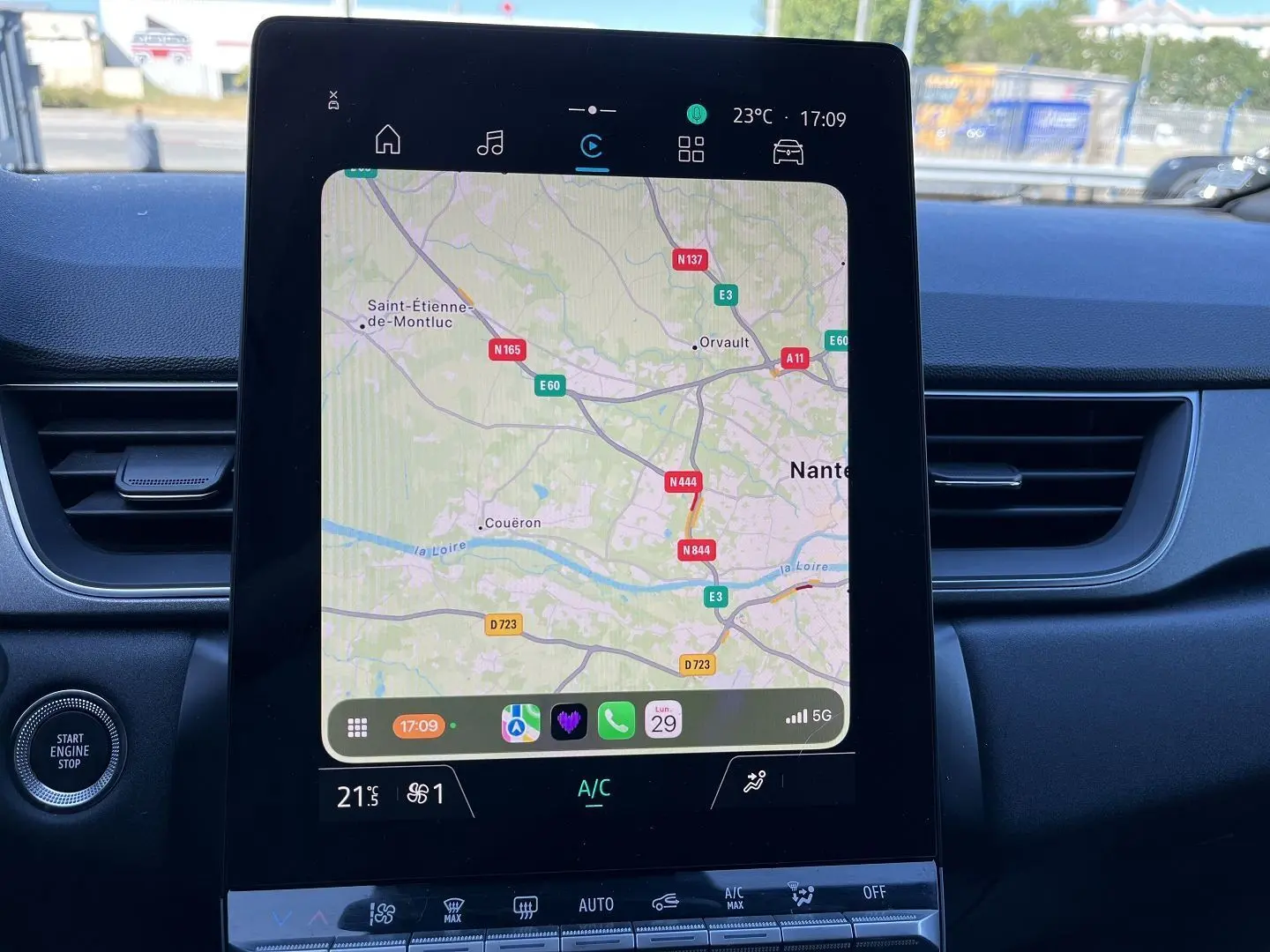 Vue rapprochée des sièges arrière gris foncé du Renault Captur 2025 avec ceintures de sécurité visibles.