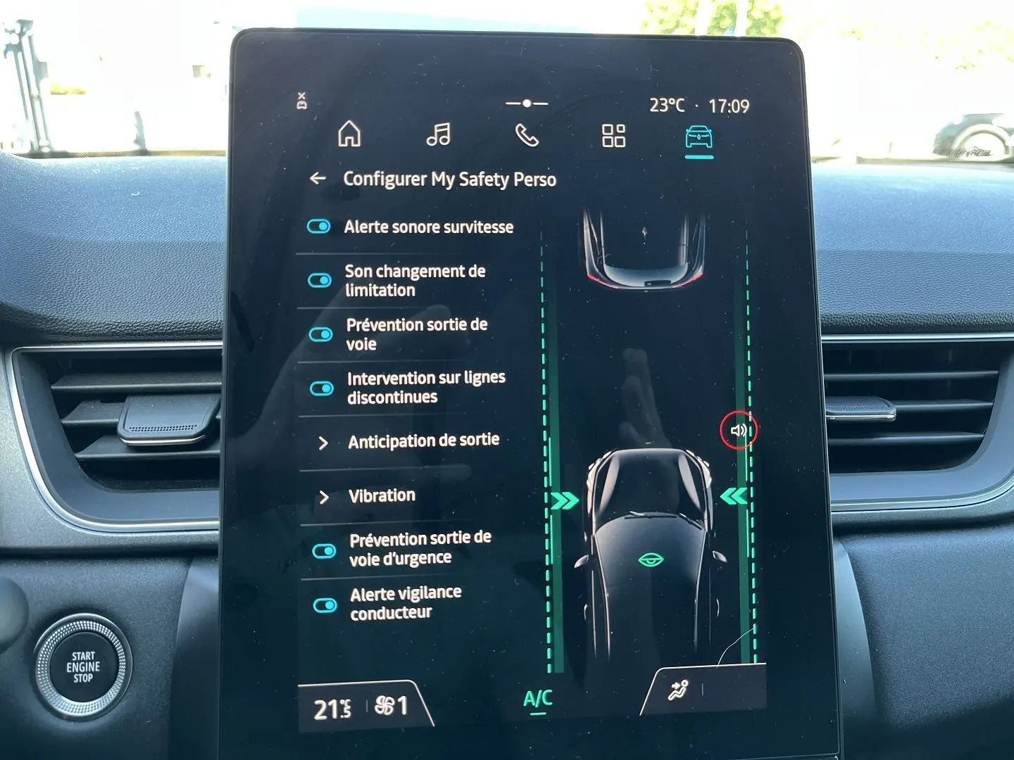 Vue intérieure avant du Renault Captur 2025, tableau de bord noir avec écran tactile vertical et levier de vitesse manuel.