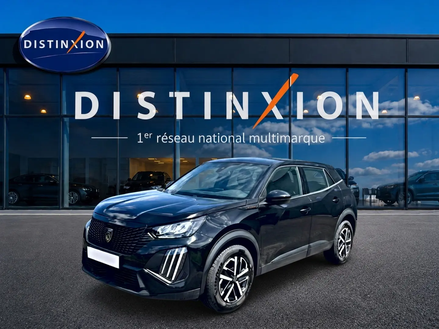 Peugeot 2008 noir en 3/4 avant droit, avec feux LED et jantes alliage distinctives, devant showroom Distinxion.