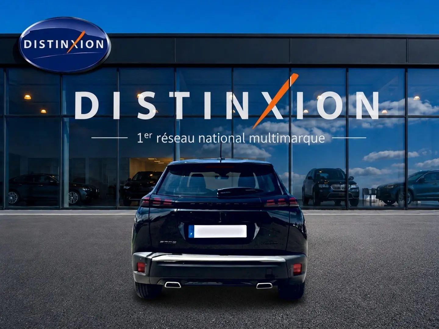 Vue arrière d’un Peugeot 2008 noir garé devant une vitrine avec logo Distinxion en arrière-plan.