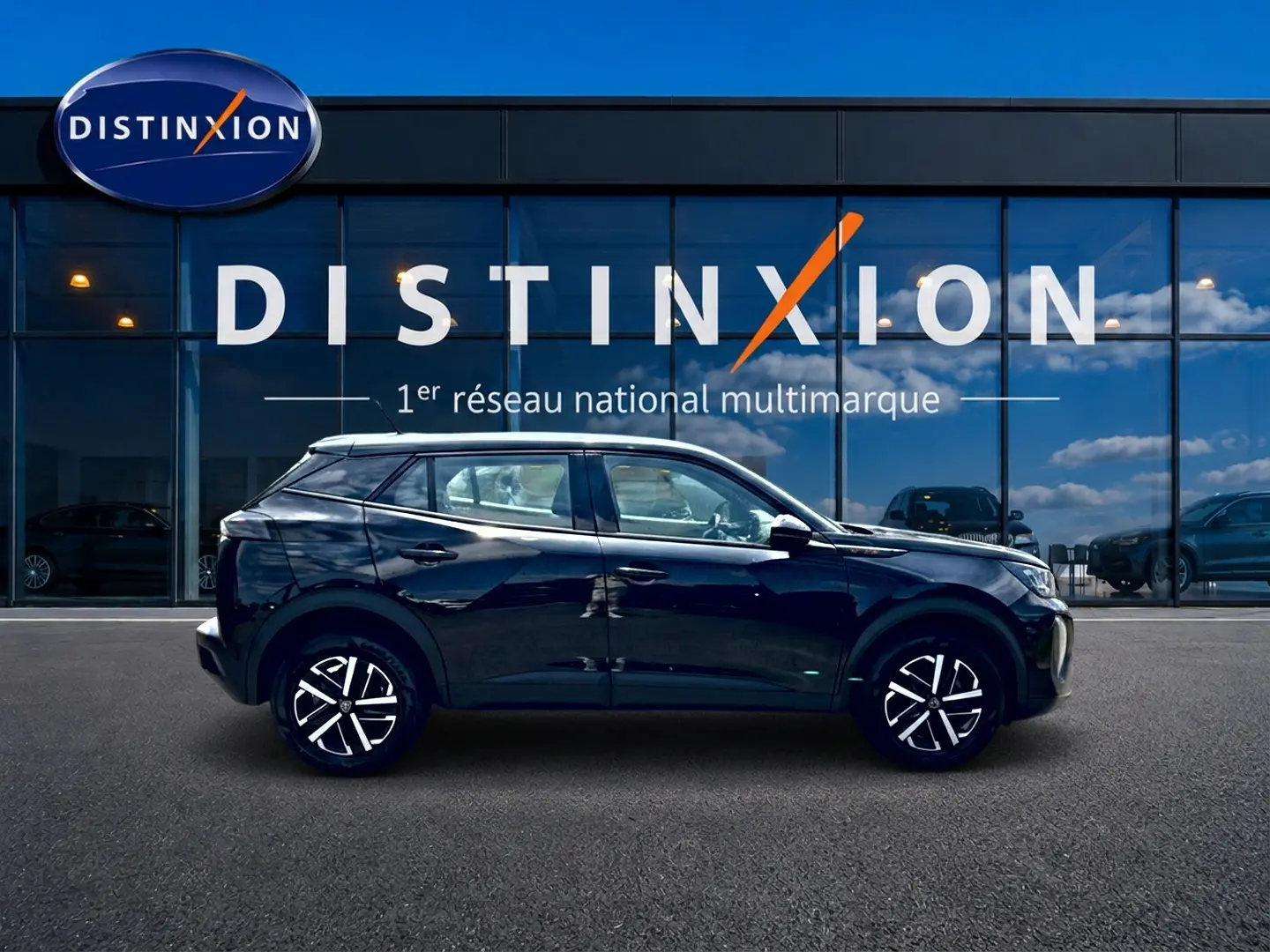 Profil côté gauche d'un Peugeot 2008 noir 2025, avec jantes distinctives, devant une vitrine Distinxion.